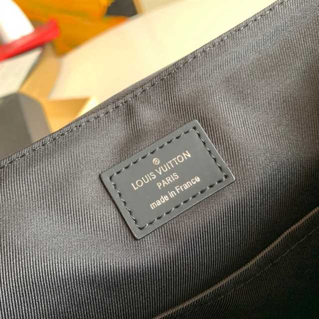 Replica Louis Vuitton M40934 District MM Messenger Bag Monogram