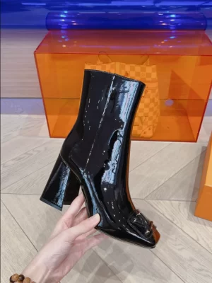 LOUIS VUITTON SHAKE ANKLE BOOT - WLS019